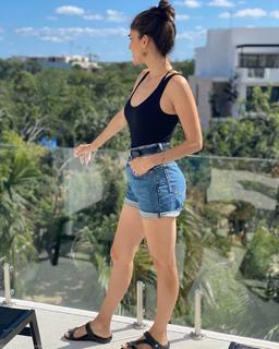 Sandra Echeverría feet photo thumbnail