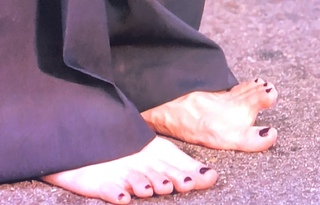 Sandra Oh feet photo thumbnail