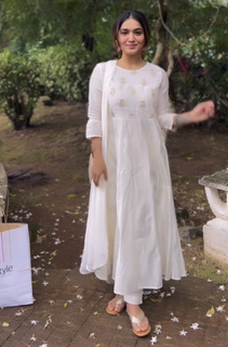 Saniya Iyappan feet photo 17