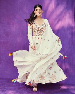 Sanjana Sanghi feet photo 3