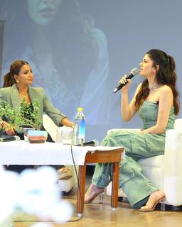 Sanjana Sanghi feet photo 15