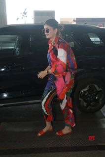 Sanjana Sanghi feet photo 9