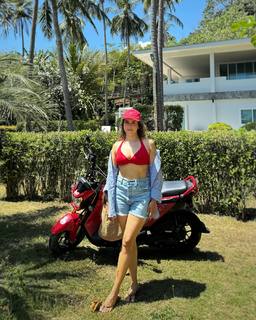 Sanya Malhotra feet photo thumbnail