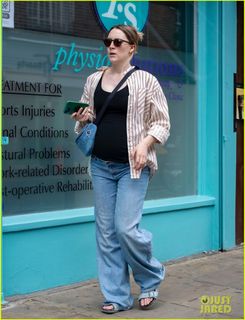 Saoirse Ronan feet photo thumbnail