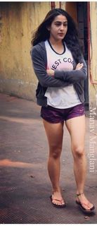Sara Ali Khan feet photo thumbnail