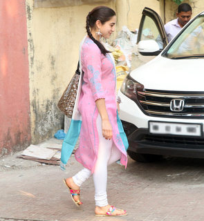 Sara Ali Khan feet photo thumbnail
