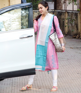 Sara Ali Khan feet photo thumbnail