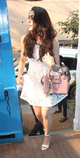 Sara Ali Khan feet photo thumbnail