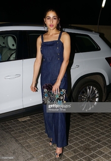 Sara Ali Khan feet photo thumbnail