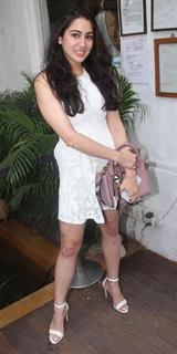 Sara Ali Khan feet photo thumbnail
