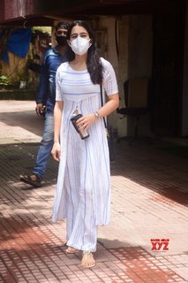 Sara Ali Khan feet photo thumbnail