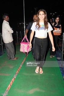 Sara Ali Khan feet photo thumbnail