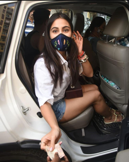 Sara Ali Khan feet photo thumbnail