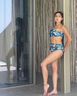 Sara Ali Khan feet photo thumbnail