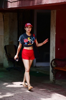 Sara Ali Khan feet photo thumbnail