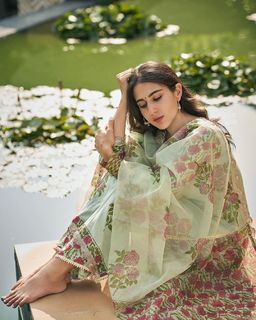 Sara Ali Khan feet photo thumbnail