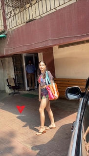 Sara Ali Khan feet photo thumbnail