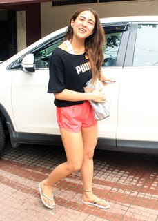 Sara Ali Khan feet photo thumbnail