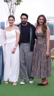 Sara Ali Khan feet photo 10
