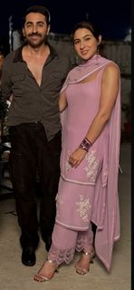 Sara Ali Khan feet photo 8
