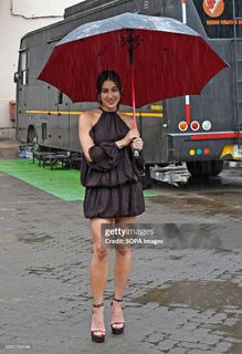 Sara Ali Khan feet photo 7