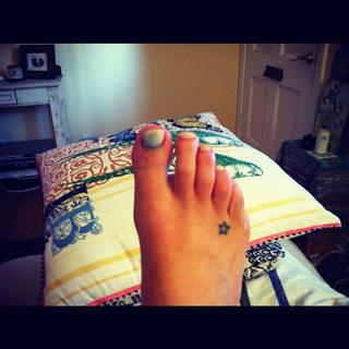 Sara Bareilles feet photo thumbnail