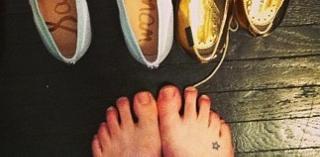 Sara Bareilles feet photo thumbnail