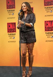 Sara Evans feet photo thumbnail