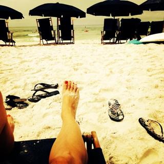 Sara Evans feet photo thumbnail