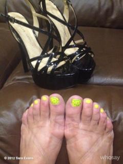 Sara Evans feet photo thumbnail