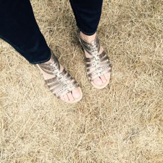 Sara Evans feet photo thumbnail