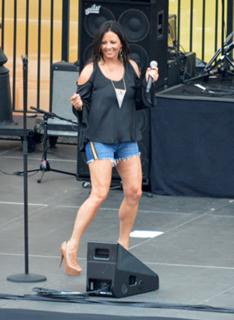 Sara Evans feet photo thumbnail