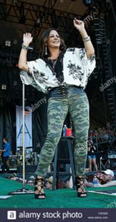 Sara Evans feet photo thumbnail