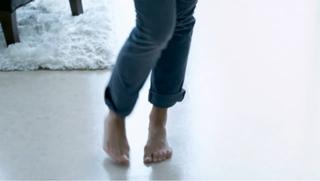 Sara Evans feet photo thumbnail