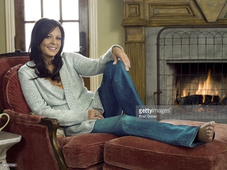 Sara Evans feet photo thumbnail