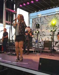 Sara Evans feet photo thumbnail