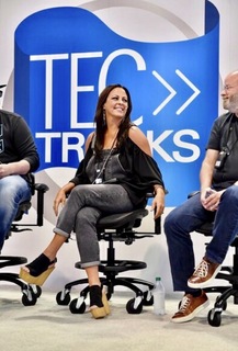 Sara Evans feet photo thumbnail