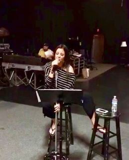 Sara Evans feet photo thumbnail