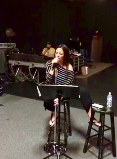 Sara Evans feet photo thumbnail
