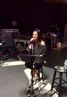 Sara Evans feet photo thumbnail