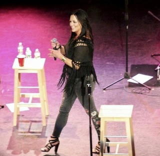 Sara Evans feet photo thumbnail