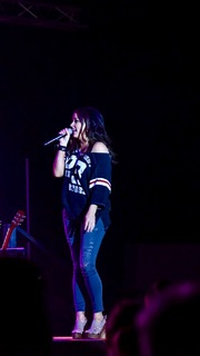 Sara Evans feet photo thumbnail