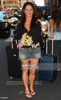 Sara Evans feet photo thumbnail