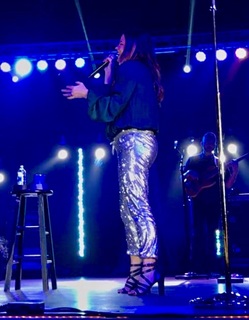 Sara Evans feet photo thumbnail