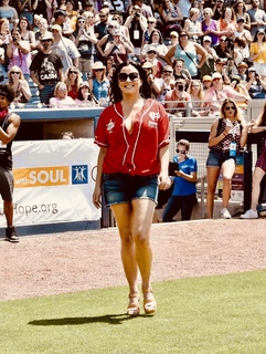 Sara Evans feet photo thumbnail