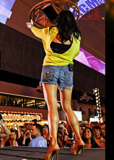 Sara Evans feet photo thumbnail