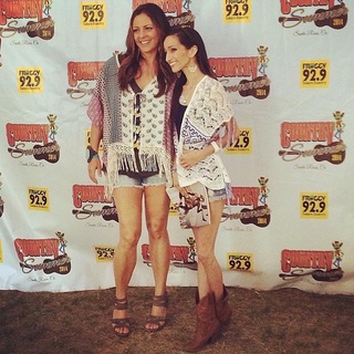 Sara Evans feet photo thumbnail