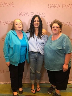 Sara Evans feet photo thumbnail
