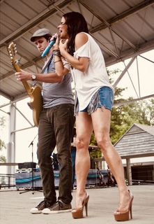 Sara Evans feet photo thumbnail