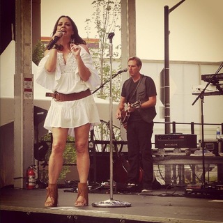 Sara Evans feet photo thumbnail